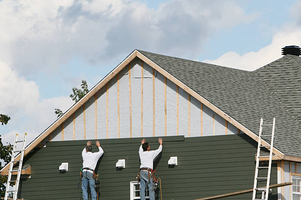 Professional Siding Replacement technician working in Chillicothe, IL